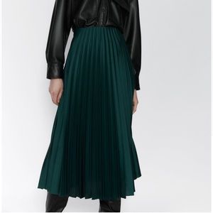Pleated satin effect skirt